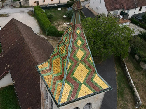 Détail du la couverture de tuiles du clocher de l'église de Cesancey, photo E. Rey